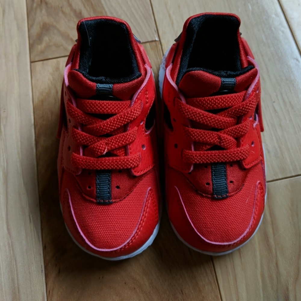 Toddler boys bright red Nikes Size 5